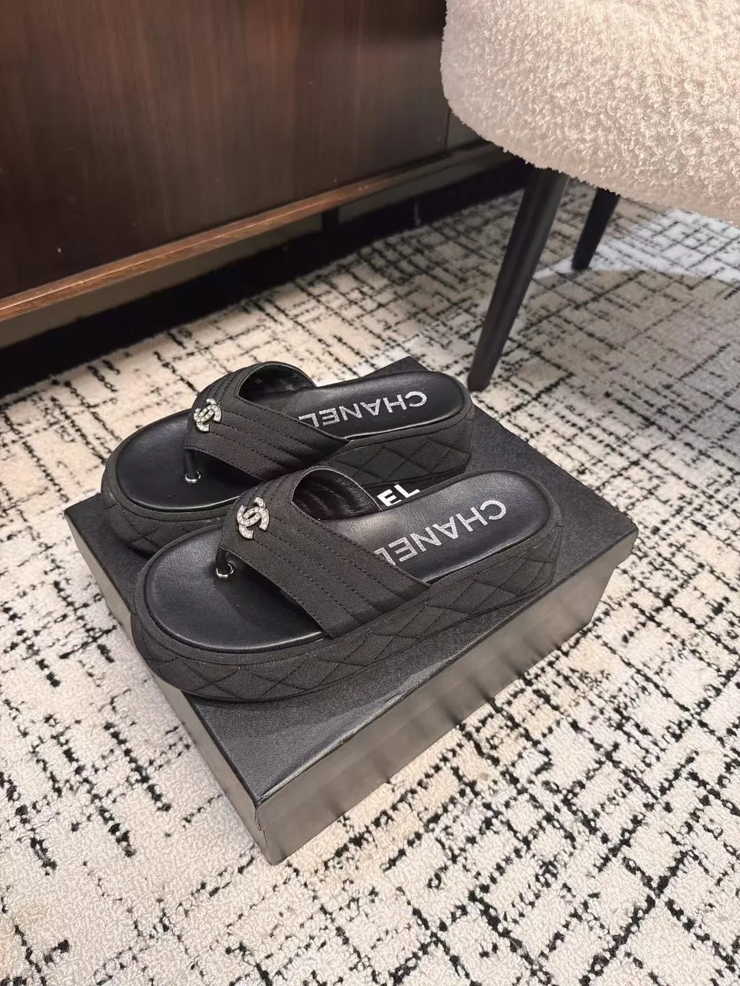 👟👟Ex-factory price 502👟👟 High version Chanel new color thick-soled slippers, easy to wear and versatile, must-have high-end tool shoes in summer, upper lambskin & customized denim, lining calfskin, original outsole Size: 35-39 (customized for 40, non-refundable)